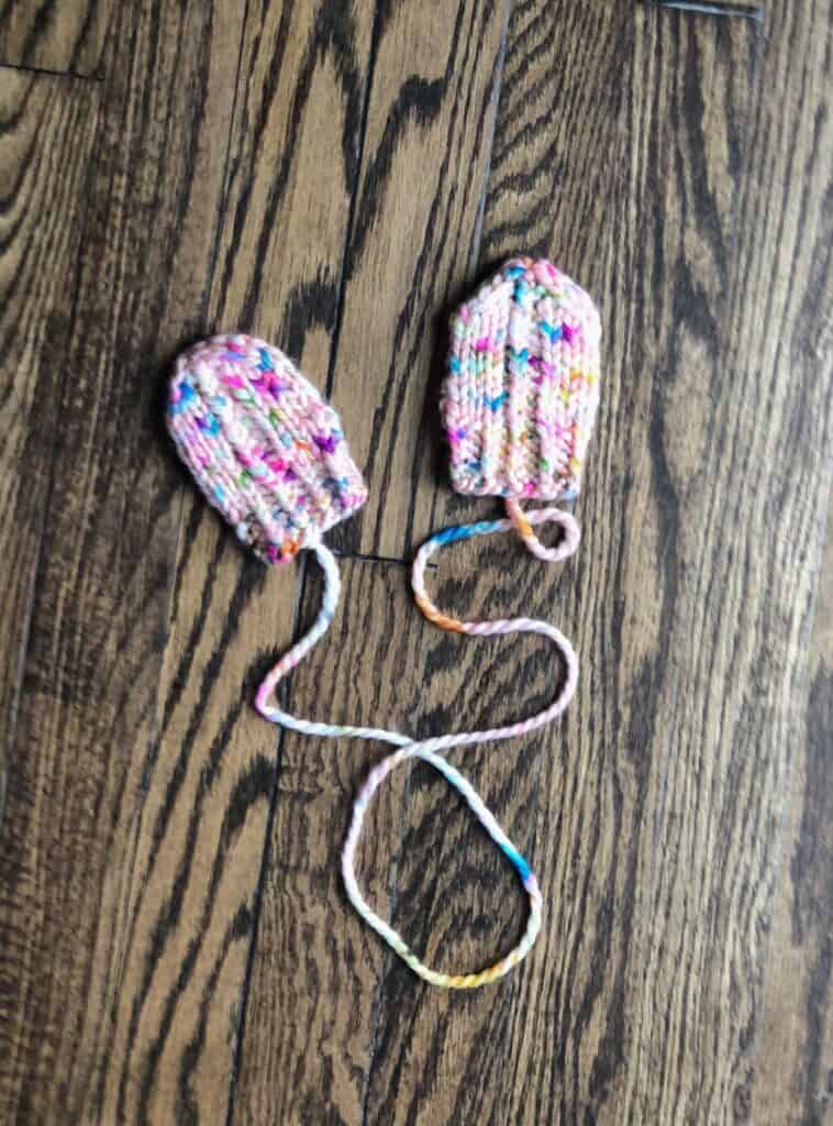 Free knitting pattern, Baby Mittens. Bulky weight yarn knitting pattern