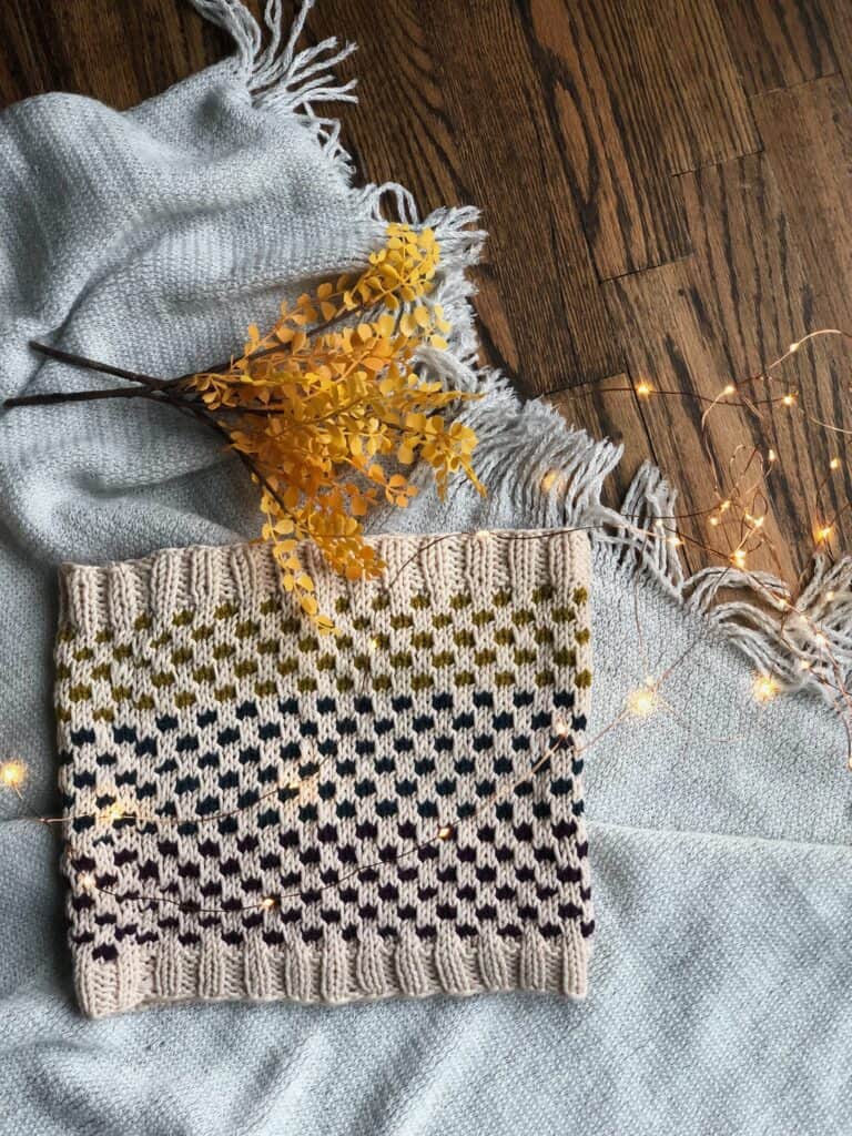 Fall modern knit cowl knitting pattern for beginners.
