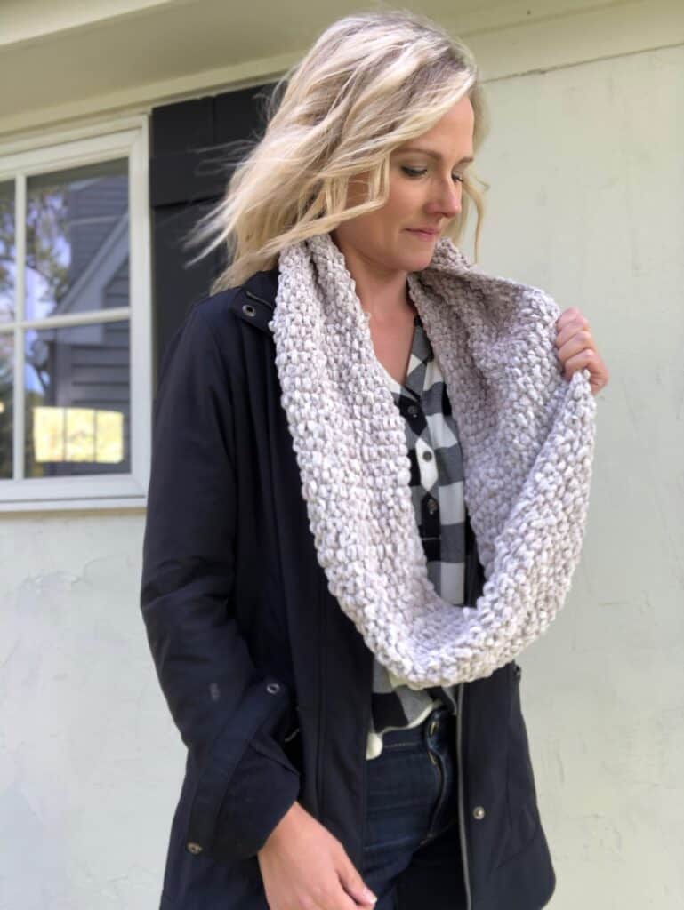 Beginner Cowl Knitting Pattern - free knitting pattern using velvet yarn.